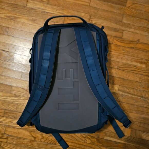 YETI Crossroads 22L Backpack Navy Blue Laptop Commuter Bag Water Resistant - Picture 2 of 2